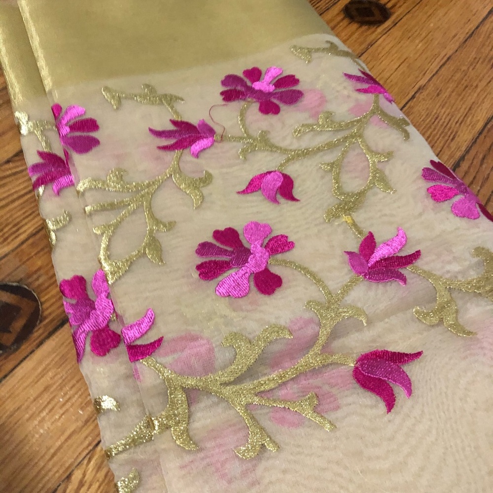 Beautiful tissue Saree - Picture 2 of 5